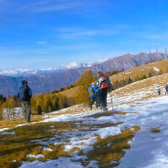 P1170883  Dietro le antenne, da dx, Bondone-Cima Palòn e Le Tre Cime, parte del Brenta, Presanella, Adamello con Carè Alto... .